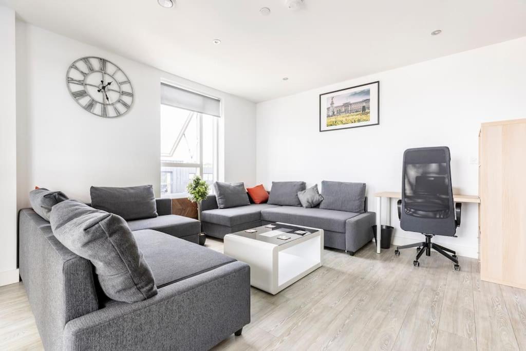 Stylish & Comfortable Top-Floor Flat In Harrow London Ngoại thất bức ảnh