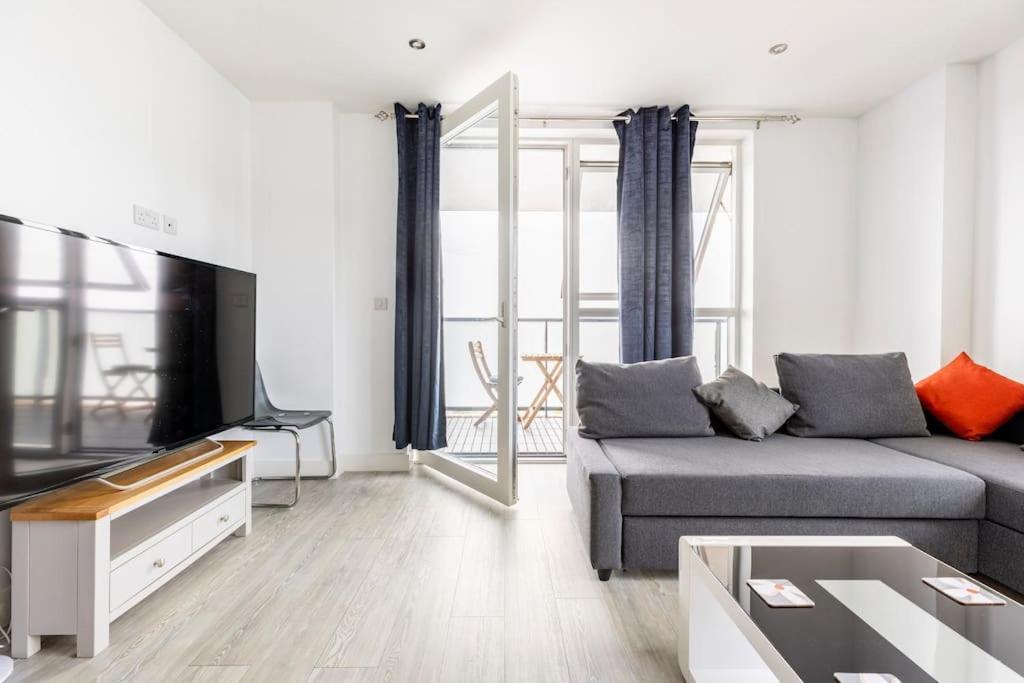 Stylish & Comfortable Top-Floor Flat In Harrow London Ngoại thất bức ảnh