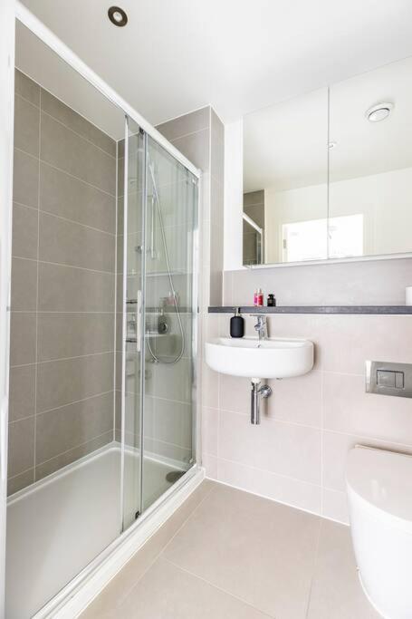 Stylish & Comfortable Top-Floor Flat In Harrow London Ngoại thất bức ảnh