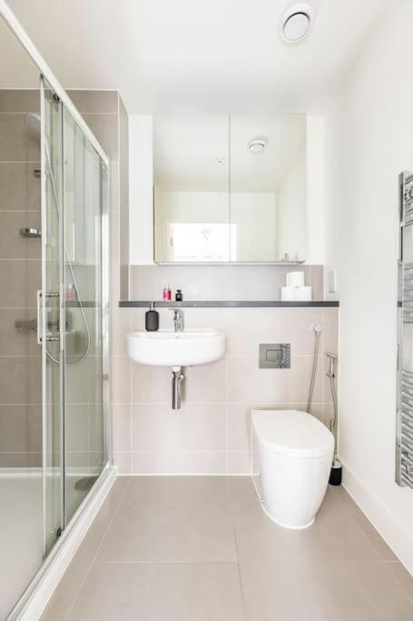 Stylish & Comfortable Top-Floor Flat In Harrow London Ngoại thất bức ảnh