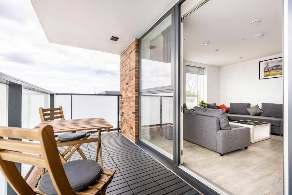 Stylish & Comfortable Top-Floor Flat In Harrow London Ngoại thất bức ảnh