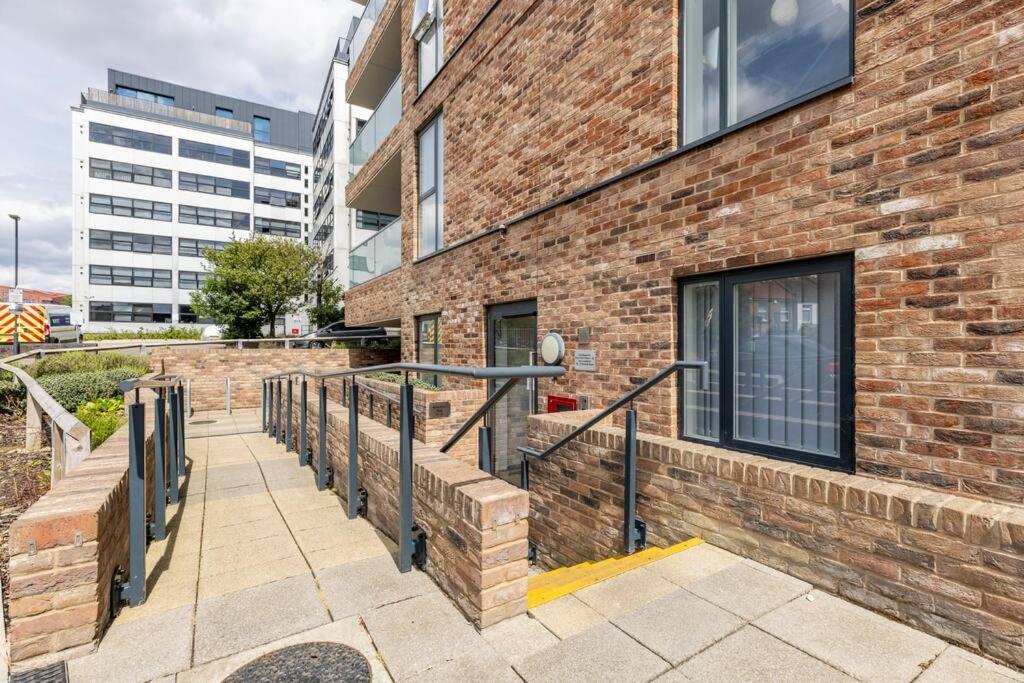 Stylish & Comfortable Top-Floor Flat In Harrow London Ngoại thất bức ảnh