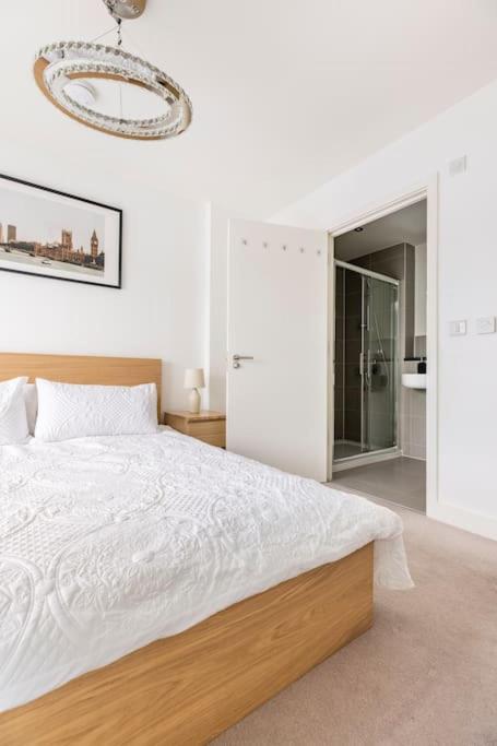 Stylish & Comfortable Top-Floor Flat In Harrow London Ngoại thất bức ảnh