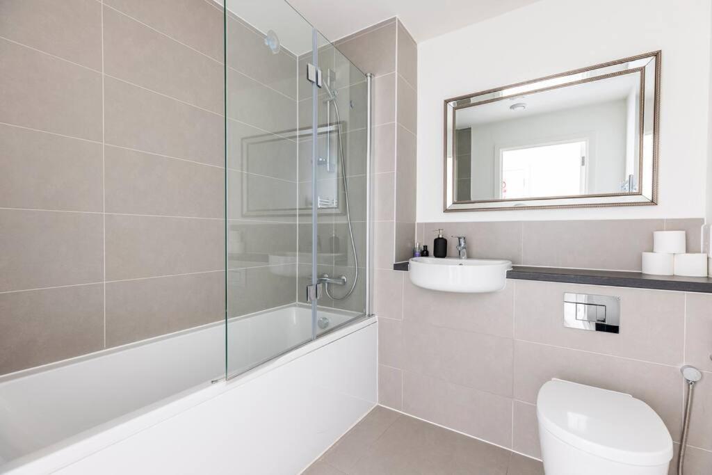 Stylish & Comfortable Top-Floor Flat In Harrow London Ngoại thất bức ảnh