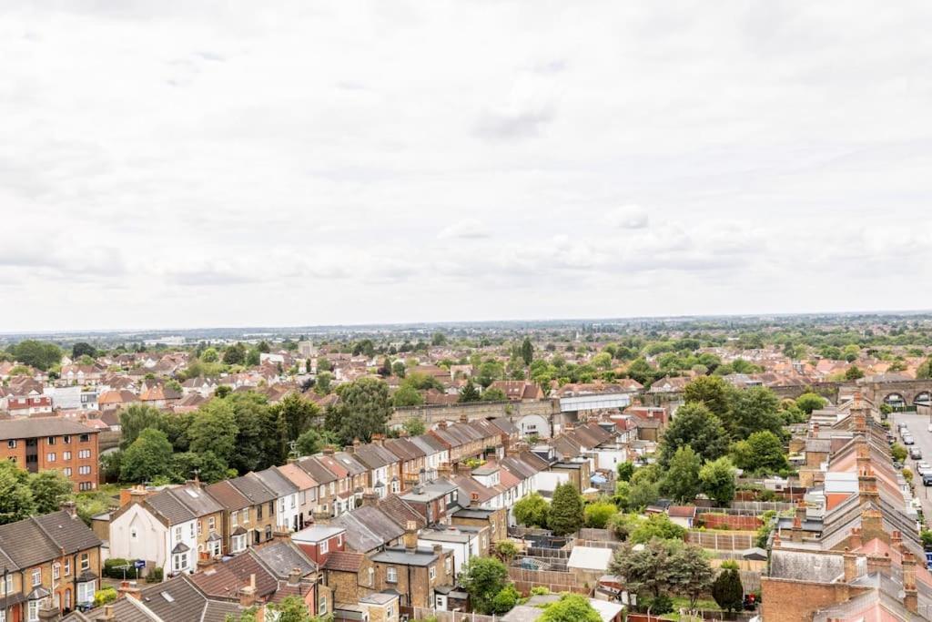 Stylish & Comfortable Top-Floor Flat In Harrow London Ngoại thất bức ảnh