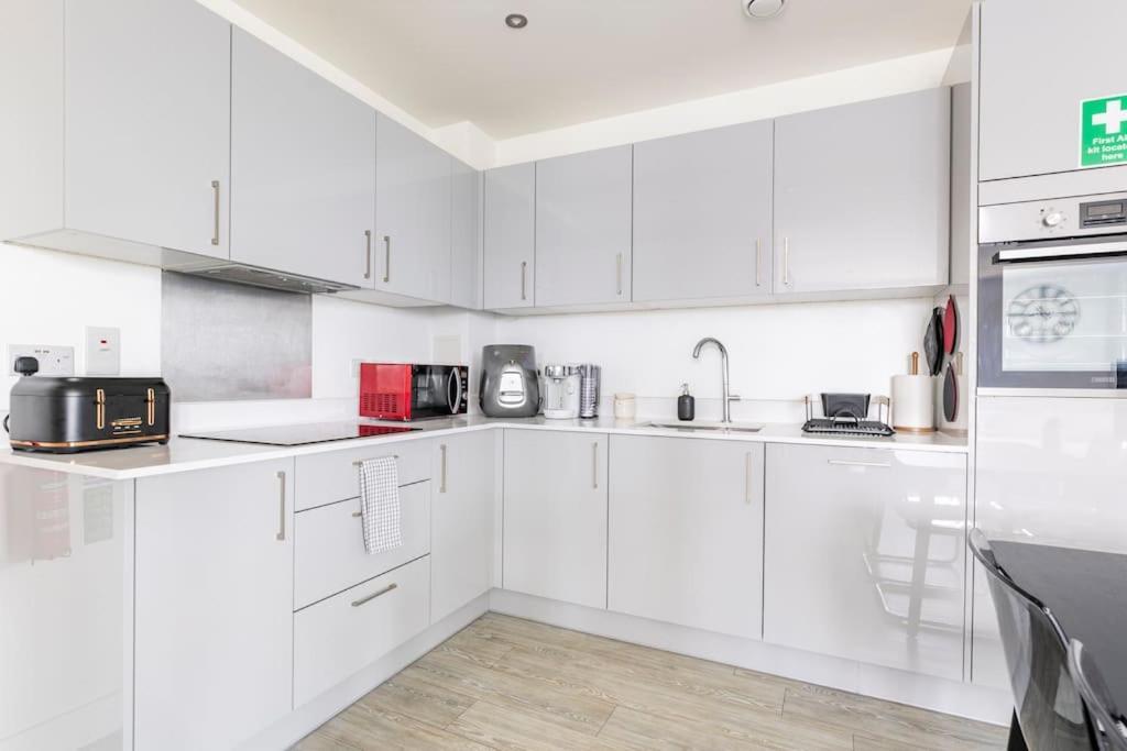 Stylish & Comfortable Top-Floor Flat In Harrow London Ngoại thất bức ảnh